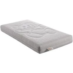 KINGOFDREAMS Bear Matelas Bébé 70x140 Cm Hauteur +/- 9,5 Cm - Déhoussable 4 Côtés Housse Lavable + Alese Impermeable Offerte - Bords Renforcés - Mousse Striée - Hyppoallergénique - Anti-acariens - Plusieurs épaisseurs De Mousse - Tissu 180 Gr/m2